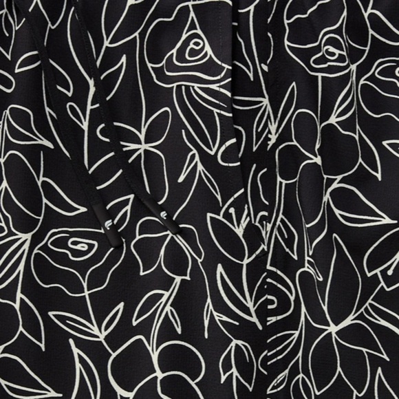 NWT Fabletics The Cabana Short B&W Floral Outline S - Picture 4 of 5